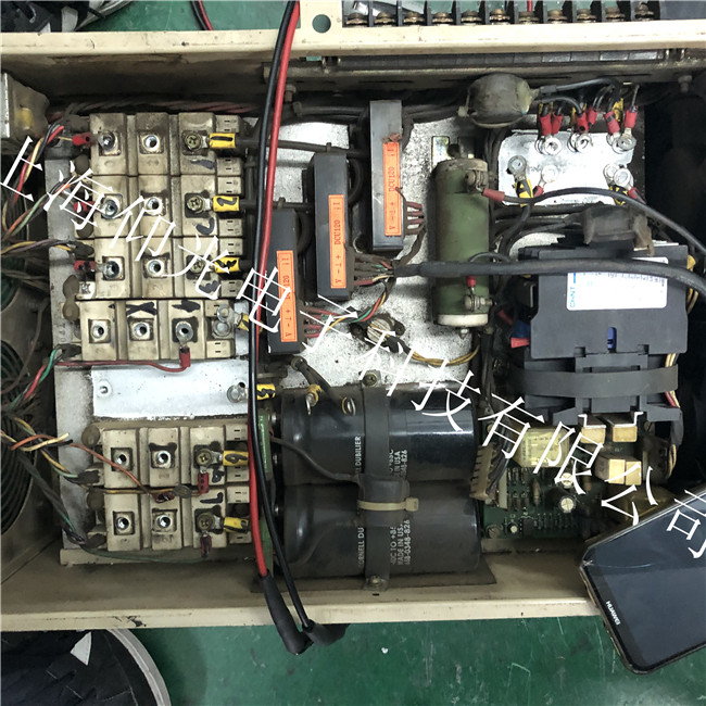 物流公司設(shè)備普傳變頻器8093G3上電無顯示,欠壓保護故障維修